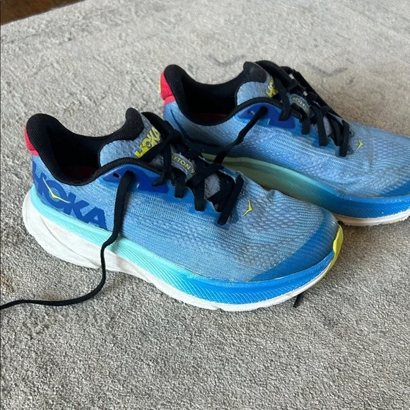 Boys Hoka Clifton Shoes size 3.5 - Picture 1 of 9